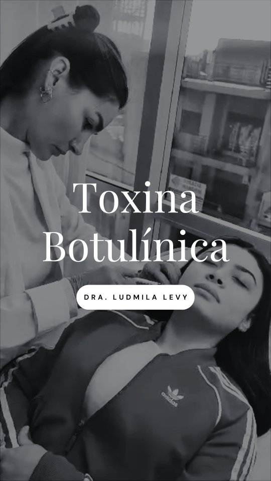 La Dra. Ludmila Levy, en blanco y negro, concentrada durante una aplicación de toxina botulínica junto a la ventana